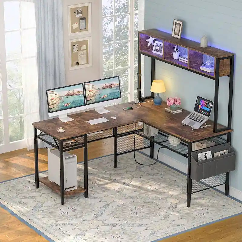 Bureau d'ordinateur d'angle réversible avec étagères de rangement, bande LED et prises électriques, table de jeu