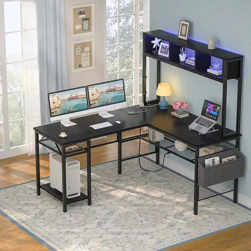 Bureau d'ordinateur d'angle réversible avec étagères de rangement, bande LED et prises électriques, table de jeu