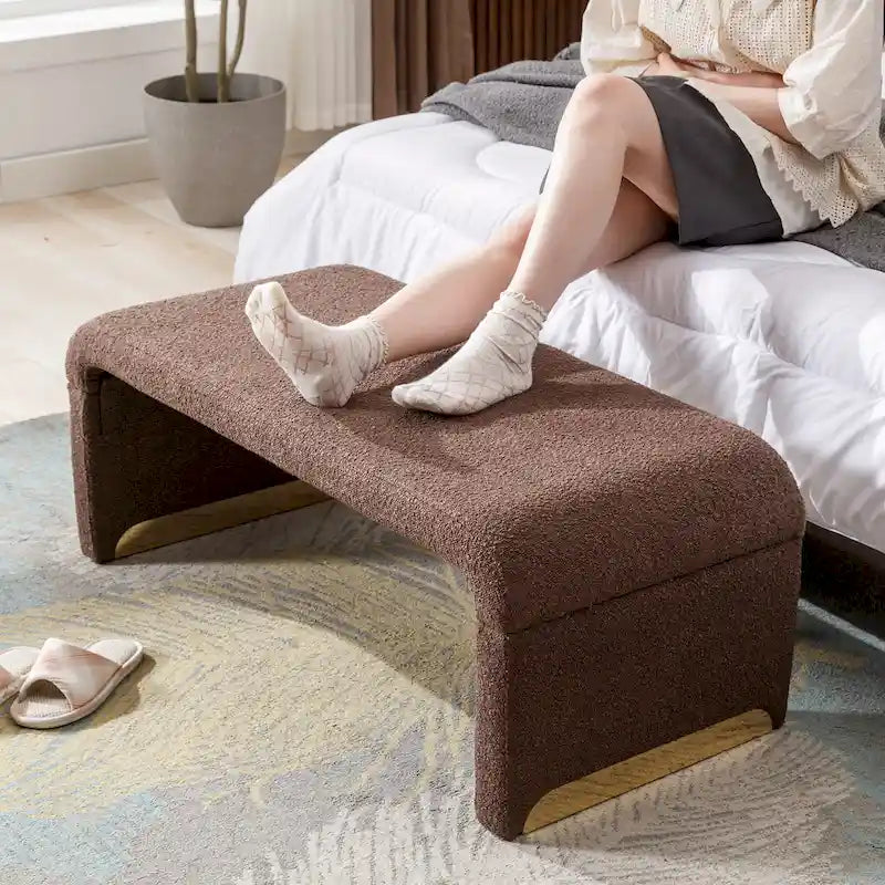 Banquette de chambre à coucher moderne en tissu bouclette, pouf et repose-pieds avec pieds en métal doré