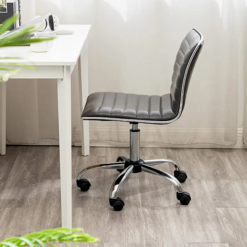 Chaise de bureau sans accoudoirs design côtelée en similicuir gris avec dossier mi-haut et pivotante