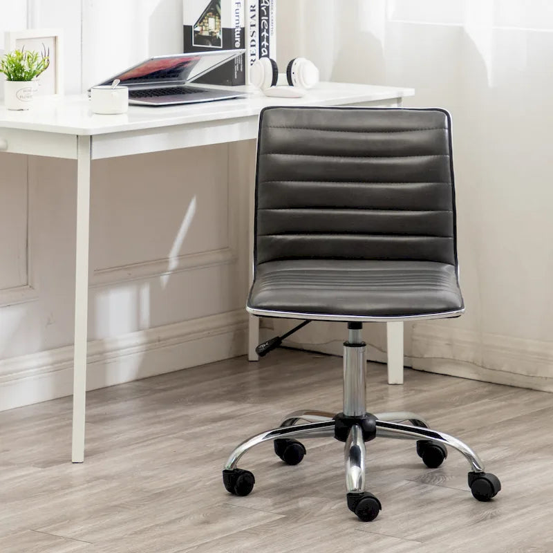 Chaise de bureau sans accoudoirs design côtelée en similicuir gris avec dossier mi-haut et pivotante