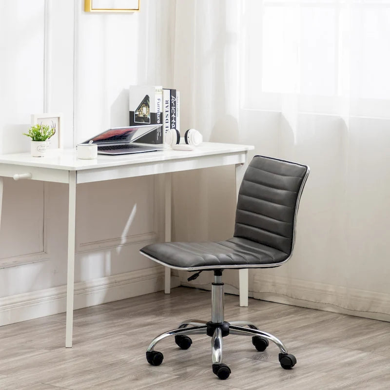 Chaise de bureau sans accoudoirs design côtelée en similicuir gris avec dossier mi-haut et pivotante