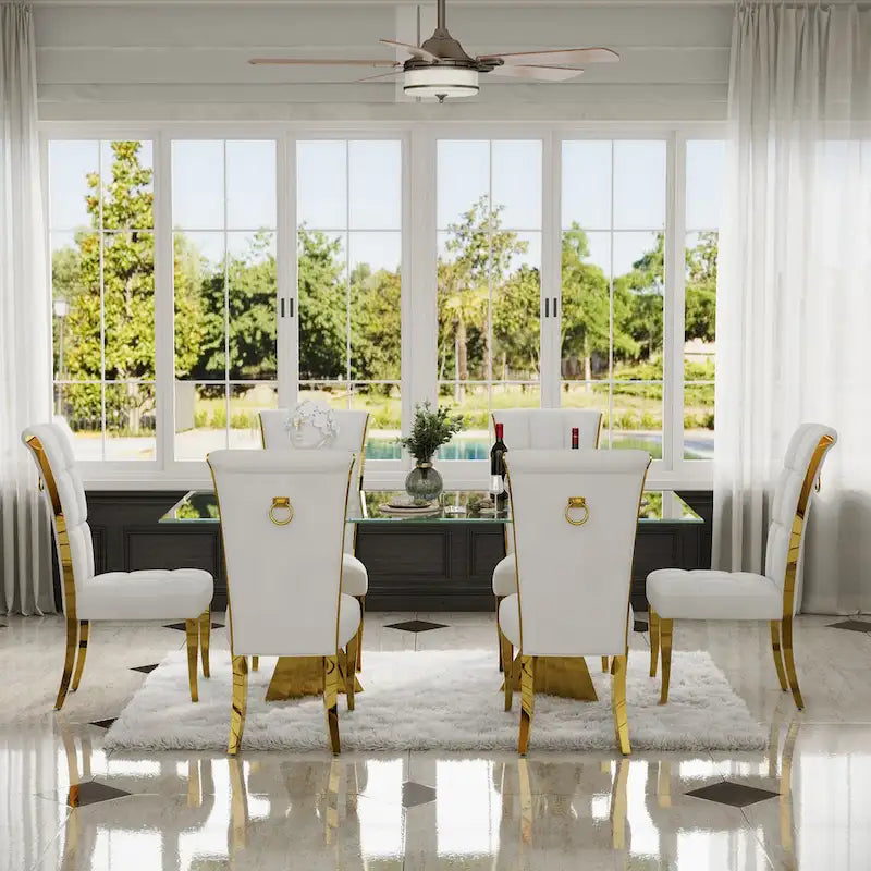 Chaises de salle à manger de luxe en velours blanc avec anneau de tirage à l'arrière et pieds en or poli